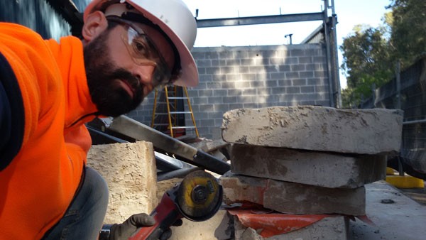 Álvaro trabajando en construcción 